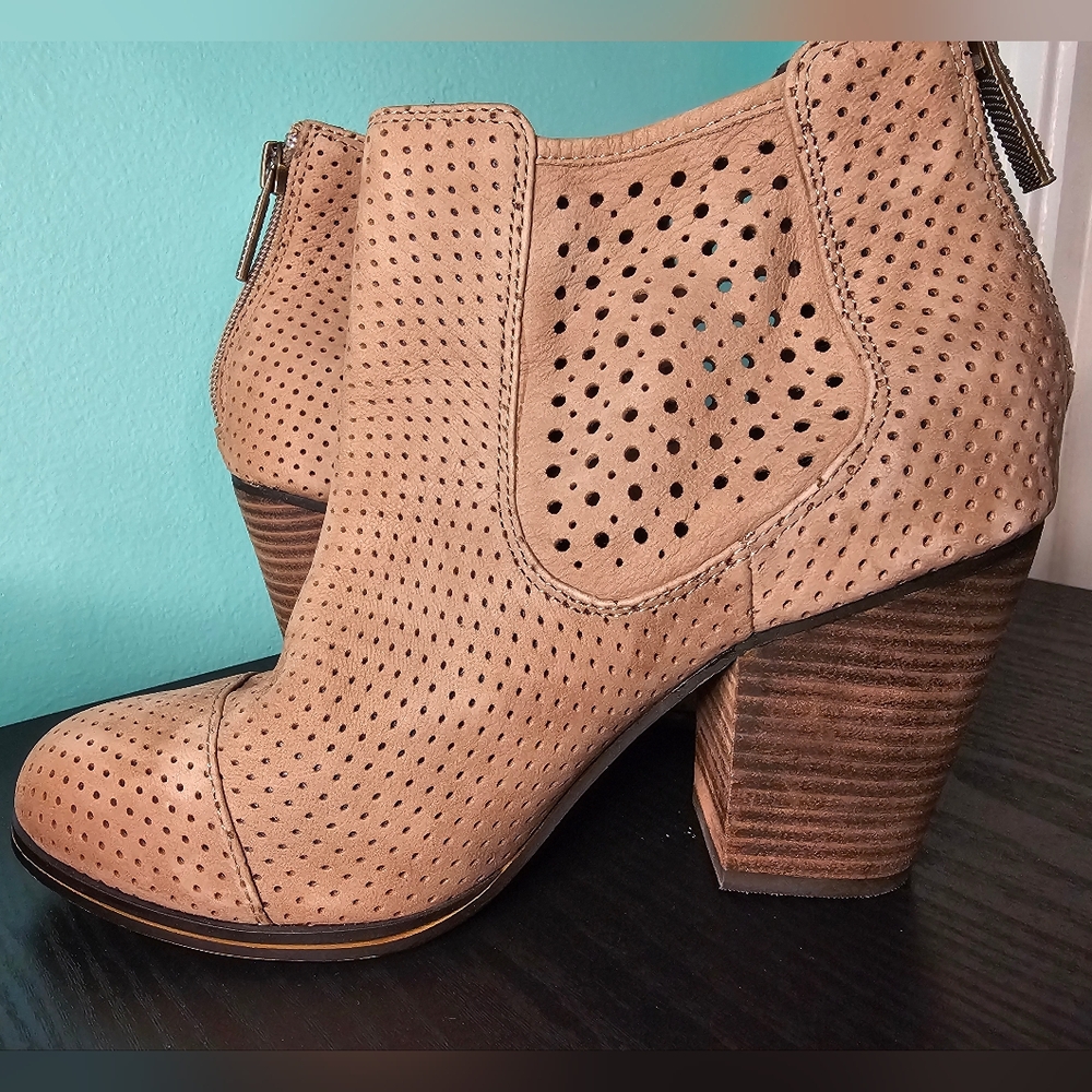 Adam Tucker by Me Too Tan/Brown Perforated Ankle Booties Women's Sz 6.5